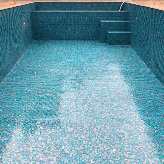 Dallage et mosaïque pour la réalisation d'une piscine, par Prevosto & Bienvenu